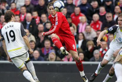 Fernando Torres, en el remate del primero de los dos goles que metió ayer al Sunderland.