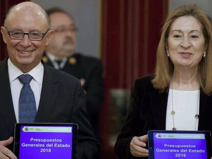 El ministro de Hacienda, Cristóbal Montoro, con la presidenta del Congreso, Ana Pastor, el proyecto de Presupuestos Generales del Estado para 2018.