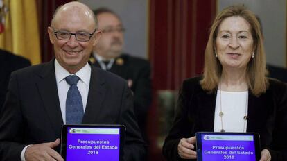 El ministro de Hacienda, Cristóbal Montoro, con la presidenta del Congreso, Ana Pastor, el proyecto de Presupuestos Generales del Estado para 2018.