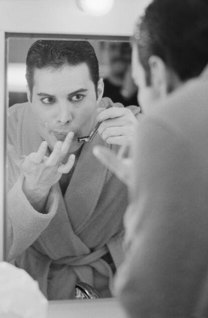 Freddie Mercury (1946 - 1991) se afeita el bigote en abril de 1984.