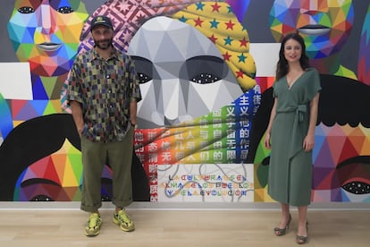 La delegada de Cultura, Turismo y Deporte, Andrea Levy, durante su visita al mural que está realizando el artista Okuda San Miguel en la Biblioteca Pública Municipal de San Fermín, en el distrito de Usera, que cuenta con la participación de vecinos del barrio.