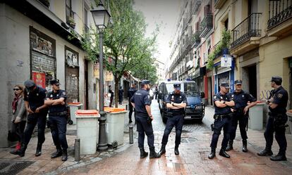 Agentes de la Policía Nacional custodian las inmediaciones del edificio desalojado.