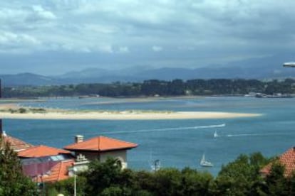 The beach of El Puntal, in the bay of Santander.