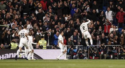 Carvajal celebra el 1-0 al Valencia con Mayoral, Modric y Llorente.