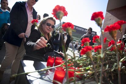 La expresidenta de la Asociación 11M Víctimas del Terrorismo, Pilar Manjón, madre del joven Daniel, uno de los fallecidos en el atentado, durante la ofrenda floral en el homenaje en recuerdo de las víctimas de los atentados del 11-M en la estación de Atocha.