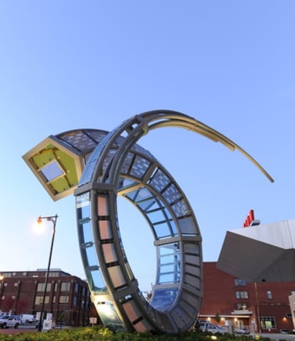 Esta obra muestra una espiral retorcida, que se extiende desde un punto en el espacio hasta convertirse en una casa. Un viaje largo y laberíntico se reduce a un movimiento fluído a través del espacio, que conduce simplemente a un lugar. The Rapid, Grand Rapids, Michigan (EE.UU.)