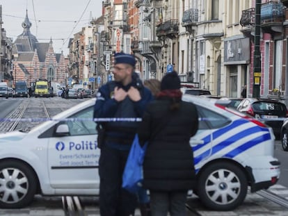 Polic&iacute;as belgas acordonan las calles cercanas a la estaci&oacute;n de metro de Maelbeek.