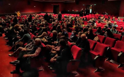 Assistents a un concert d'Albert Pla al Teatre Borràs de Barcelona al març.
 