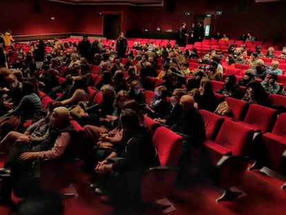 Assistents a un concert d'Albert Pla al Teatre Borràs de Barcelona al març.
 