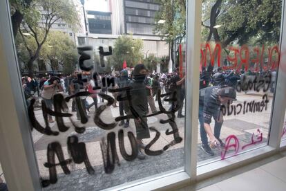 Integrantes de grupos autodenominados anarquistas realizan pintas en los comercios de Avenida Reforma