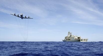 Un avión y un destructor del Ejército australiano durante la búsqueda del MH370 en abril pasado.