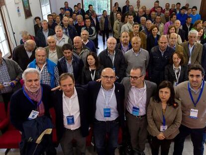 El alcalde de To&eacute;n, segundo por la izquierda en la primera fila, durante el &uacute;ltimo congreso local del PP, en 2014.