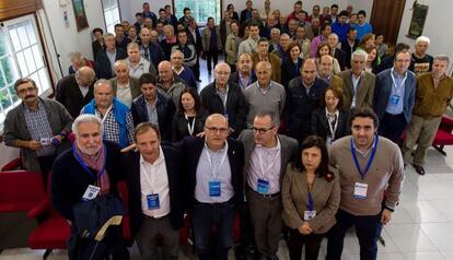 El alcalde de Toén, segundo por la izquierda en la primera fila, durante el último congreso local del PP, en 2014.