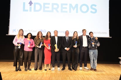 Los premiados de Lideremos, junto con el alcalde de Barcelona, Jaume Collboni.