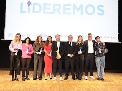 Los premiados de Lideremos, junto con el alcalde de Barcelona, Jaume Collboni.