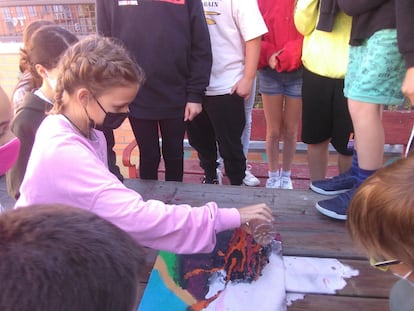 Una niña colabora en un experimento con volcanes.