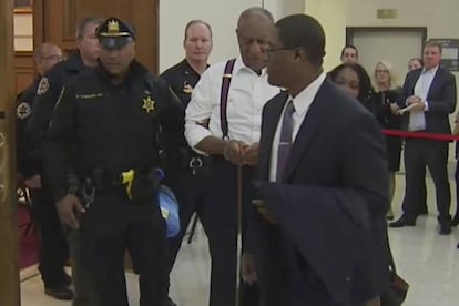 O comediante Bill Cosby, nesta segunda-feira depois de sua chegada a um tribunal da Pensilvânia.