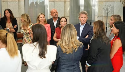Alberto Núñez Feijóo y consejeras de Igualdad del PP en el Senado, por la pulseras antimaltrato