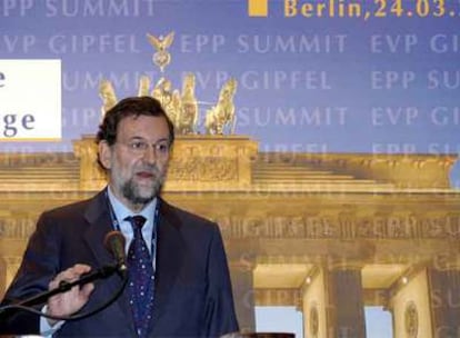 El líder del PP, Mariano Rajoy, tras la reunión del PPE en Berlín, donde asiste a los actos con motivo del 50 aniversario de la firma del Tratado de Roma.