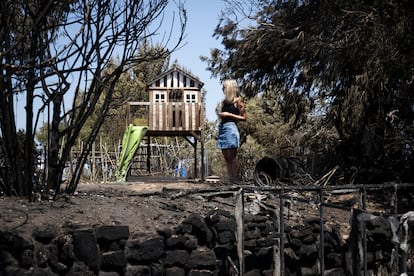 Marina Pampalona, en el jardún de su abuela Lluïsa Comelles, de 92 años, que se quedó atrapada en su casa durante el incendio, en la localidad de Vilamajor (Lleida).