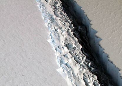 Un detalle de la gigantesca grieta abierta en la barrera de hielo Larsen C.