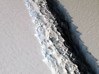 Un detalle de la gigantesca grieta abierta en la barrera de hielo Larsen C.