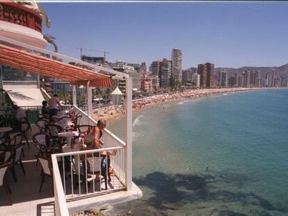 La playa de Levante de Benidorm desde la terraza de un bar sobre el l&iacute;mite del mar.