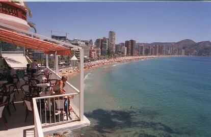 La playa de Levante de Benidorm desde la terraza de un bar sobre el l&iacute;mite del mar.