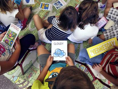 Diversos nens en una escola bilingüe de València.