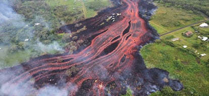 Río de lava tras la erupción del volcán Kilauea, cerca de Pahoa, Hawái.