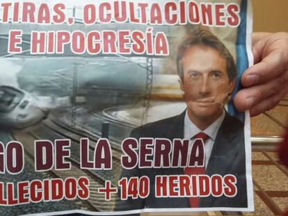 Carteles de protesta que mostraron en el Senado.