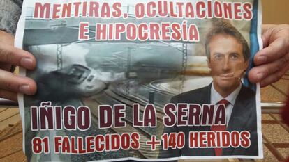 Carteles de protesta que mostraron en el Senado.