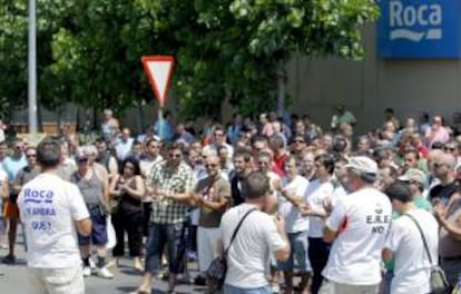 Trabajadores de Roca ante la fábrica de la empresa en Gavá (Barcelona) para protestar por el ERE. EFE/Archivo