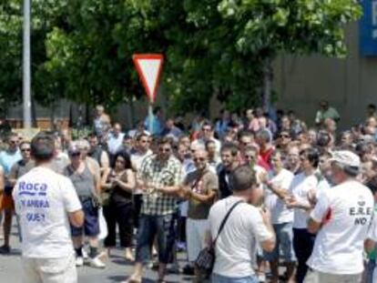 Trabajadores de Roca ante la fábrica de la empresa en Gavá (Barcelona) para protestar por el ERE. EFE/Archivo