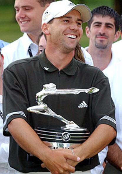 Sergio García, con la copa del Buick Classic.