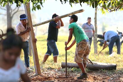 Homens começam a construção de casas em área das fazendas ocupadas.