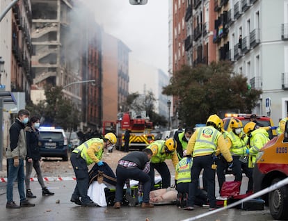 Emergency teams assisting the injured on Toledo street. 