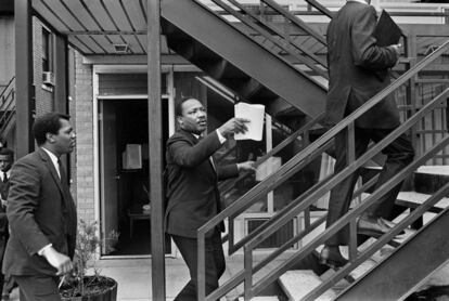 Martin Luther King (c) en el motel Lorraine de Memphis, el 3 de abril de 1968, un día antes de morir asesinado en un balcón del segundo piso de ese mismo motel.