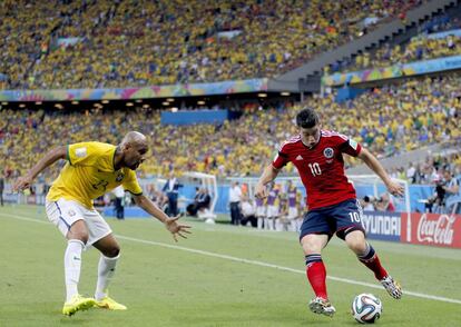 Maicon marca James Rodriguez.