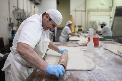 Roberto, pastelero de la confitería Camilo de Blas de Oviedo, prepara la masa para roscón de hojaldre en la jornada previa al día de Reyes.