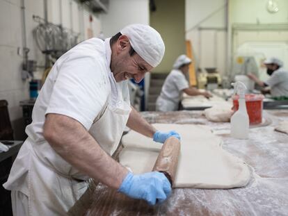 Roberto, pastelero de la confitería Camilo de Blas de Oviedo, prepara la masa para roscón de hojaldre en la jornada previa al día de Reyes.