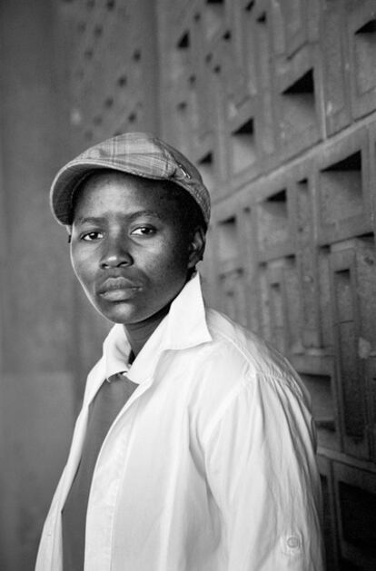 La Casa África de Las Palmas de Gran Canaria dedica una retrospectiva a la fotógrafa sudafricana Zanele Muholi, que muestra su proyecto <i>Faces and Phases</i>, la historia de mujeres castigadas por su pobreza, color de piel y condición sexual, como Amogelang Senokwane.