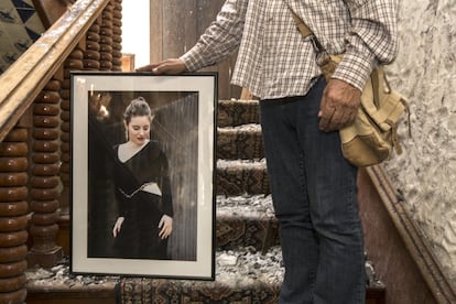 Un familiar sostiene una foto de Sol Cifuentes. Graciela y su expareja se dedicaban a la fotografía y hay por toda la casa imágenes de la joven posando para sus padres. El señor se encuentra en las escaleras que van a dar a la habitación de Graciela, completamente incinerada, donde sólo se mantiene en pie una antigua cama de latón.