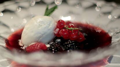 Infusión de frutos rojos y helado de leche fresca.