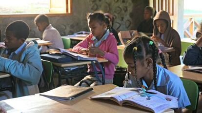 Maurelis (en primer plano), una de las aulas del Centro Educativo-Vocacional Aventura. El Centro es un proyecto de una ONG local para reducir la altísima deserción escolar de los adolescentes en la zona.