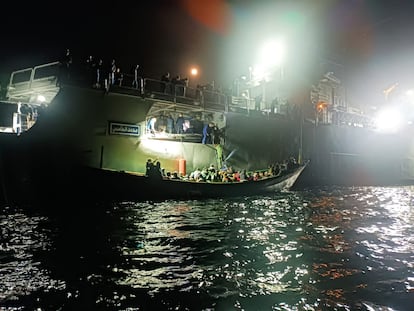 Una fragata de la Marina Real marroquí rescata el 29 de diciembre a 91 emigrantes, todos de origen subsahariano, cuando viajaban en el Atlántico a bordo de un cayuco con la intención de llegar a las islas Canarias.