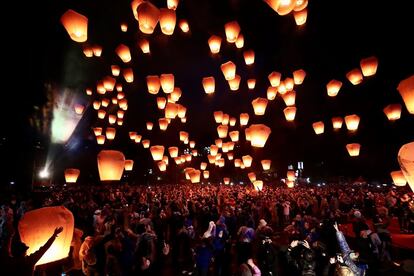 Numerosas personas lanzan linternas al cielo durante la celebración del Festival de las Linternas en Pingxi (Taiwán). Turistas taiwaneses y extranjeros lanzaron miles de linternas al cielo para desear paz y felicidad. 