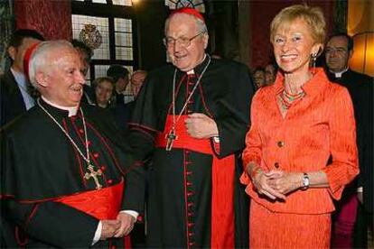 Cañizares, el secretario de Estado vaticano, Sodano (centro), y la vicepresidenta Fernández de la Vega, en marzo.