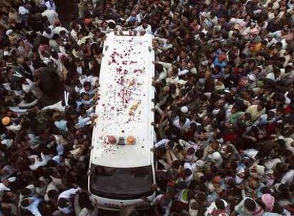 Partidarios de Benazir Bhutto rodean la ambulancia que transportó ayer su cadáver hasta su ciudad natal, donde fue enterrada.