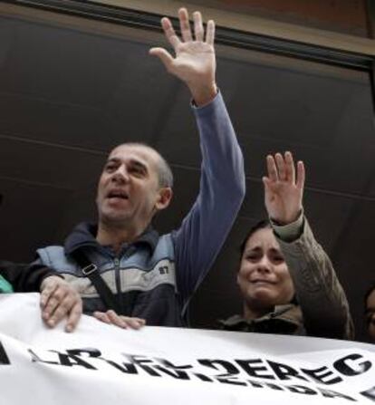 En la imagen, Juan y Engracia, agradecen su apoyo a las decenas de personas convocadas hoy por la plataforma de Afectados por las Hipotecas concentradas en la puerta de su domicilio.